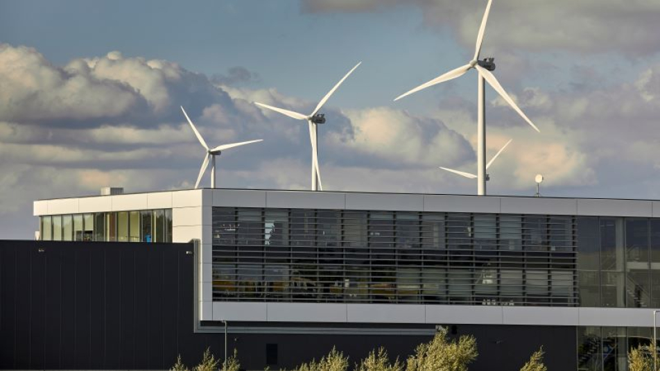 bedrijventerrein met windmolens op de achtergrond