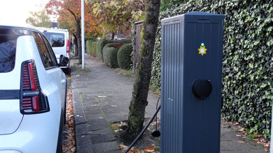 een auto staat te laden bij een paal van We Drive Solar