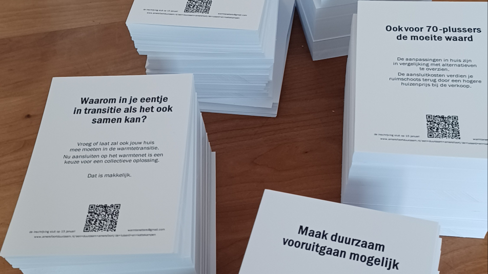 stapels flyers op een tafel
