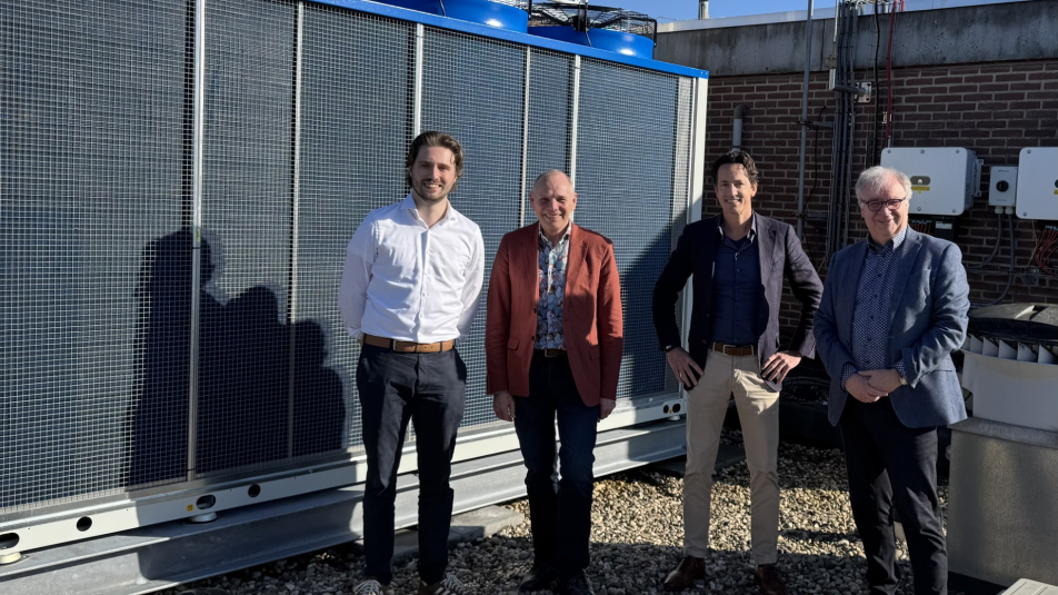 Tijmen van de Bersselaar, Henk Bolhuis, Rob Wieggers en Berry Quak op het dak tussen allerlei technische installaties